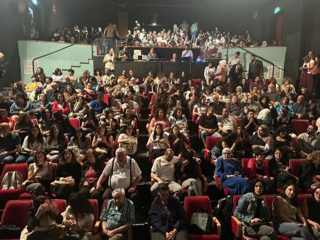 بالتعاون بين “الحكواتي” و”جفرا”: الفنان عامر حليحل يقدّم عرضه “أنا من هناك” في القدس بحضور مهيب